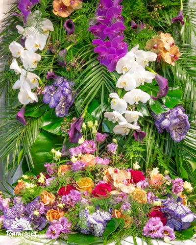 Décor floral de mariage avec orchidées et roses, signé Tournesols au salon du mariage de Charleroi.